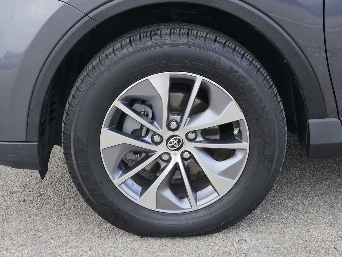 2017 Toyota RAV4 Hybrid - Image 9