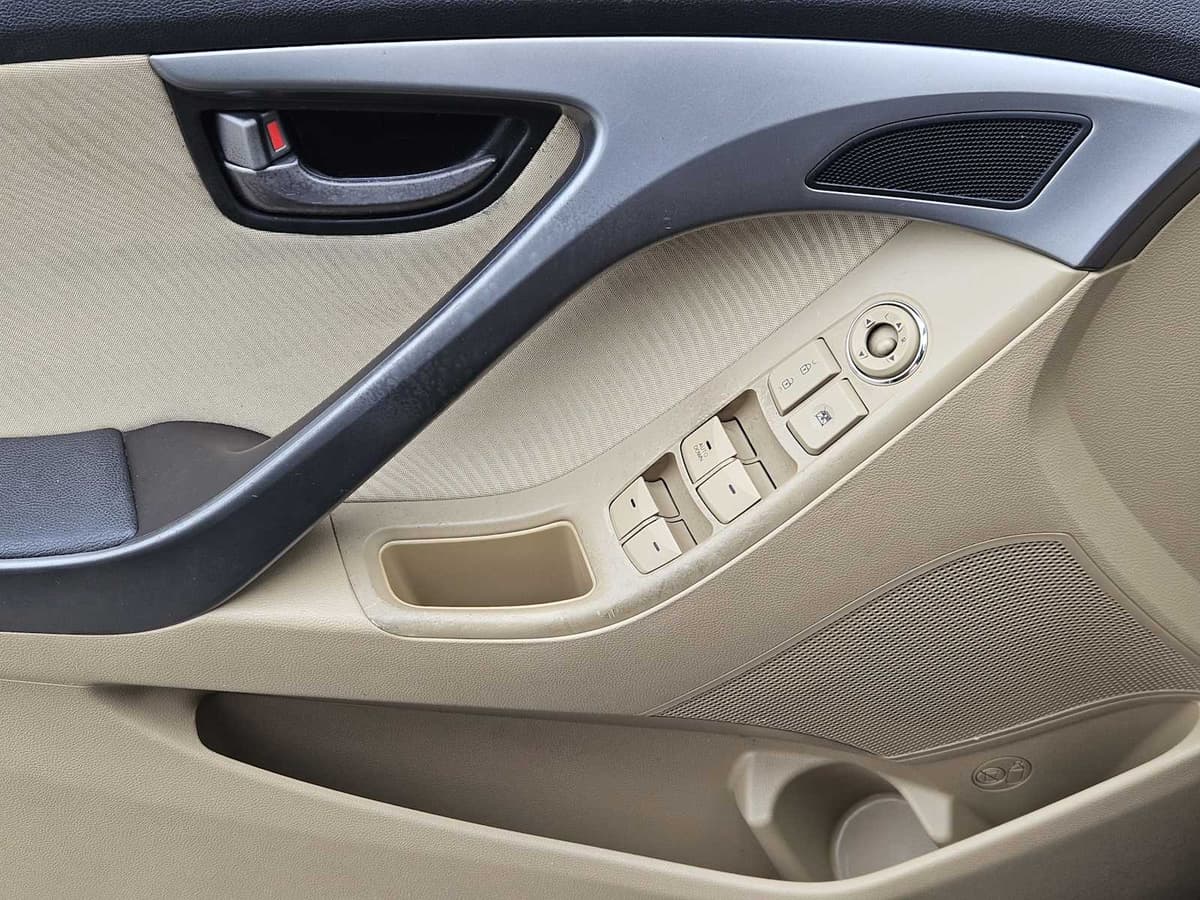 2012 Hyundai Elantra - Image 20