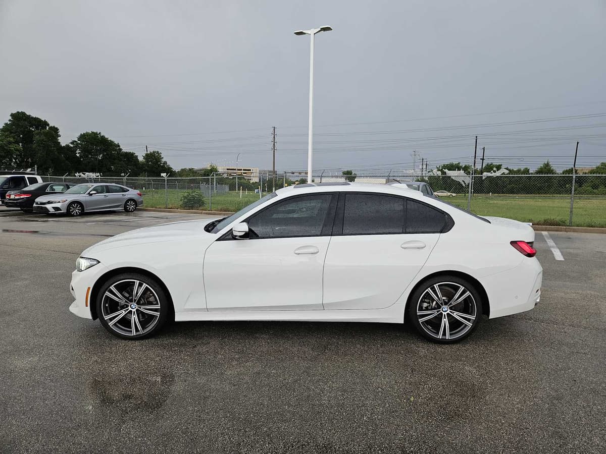 2023 BMW 330i - Image 4