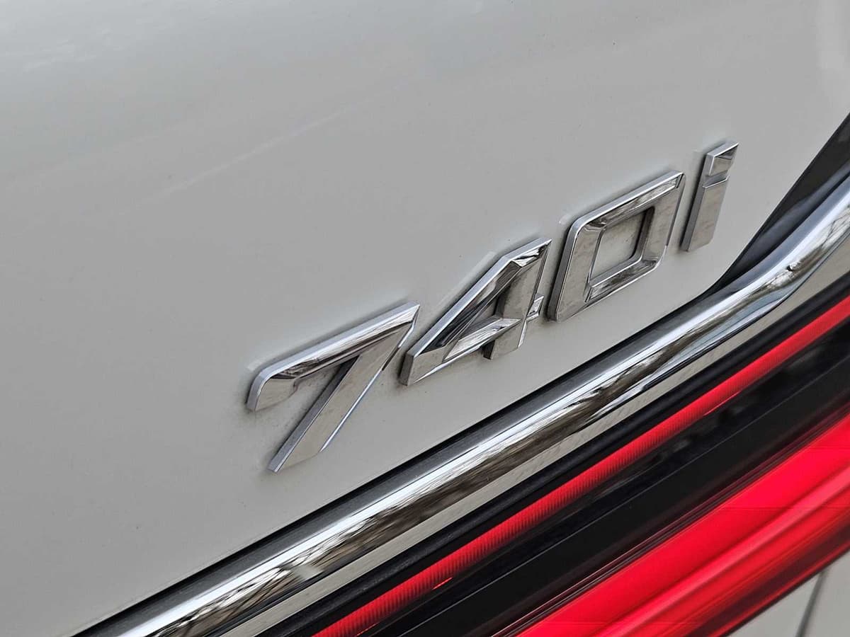 2020 BMW 740i - Image 11