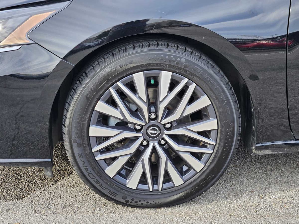 2023 Nissan Altima - Image 9