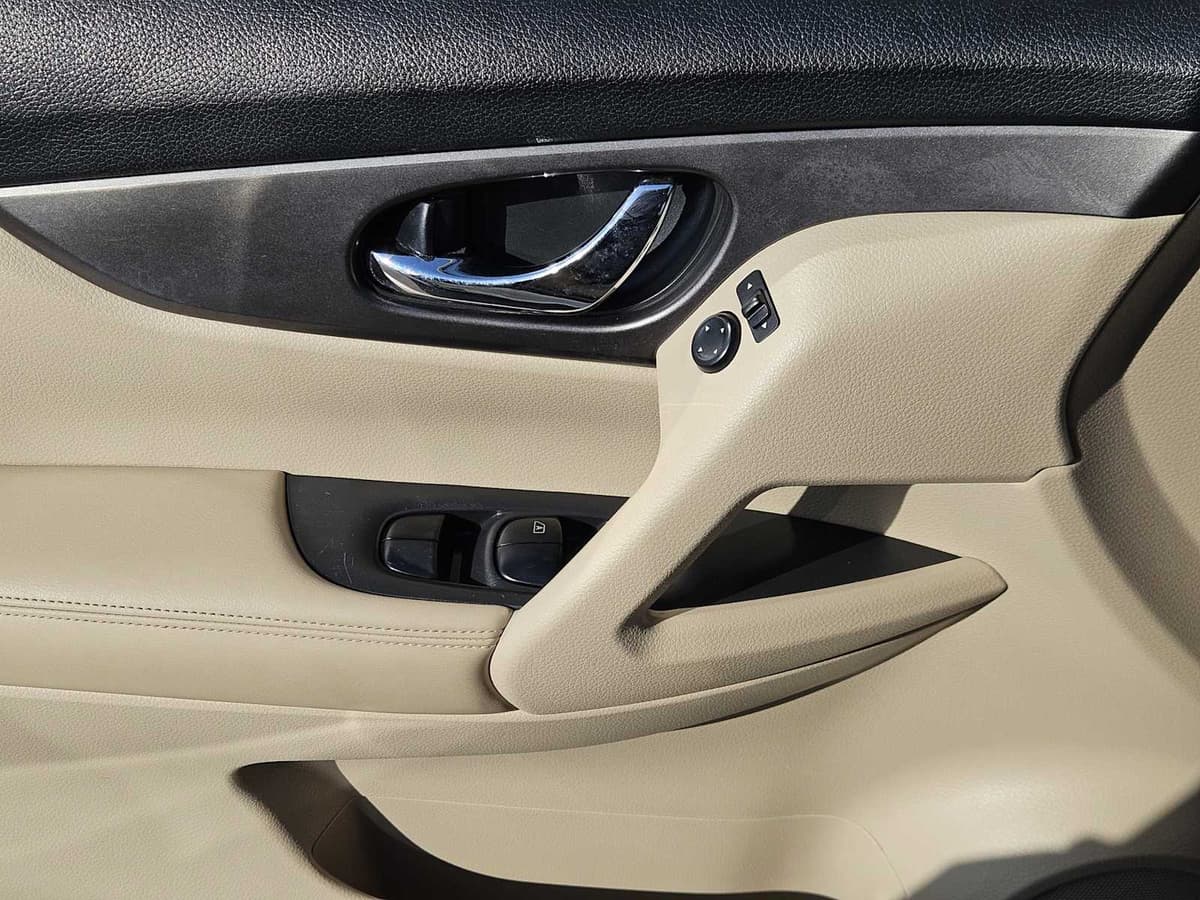 2016 Nissan Rogue - Image 23