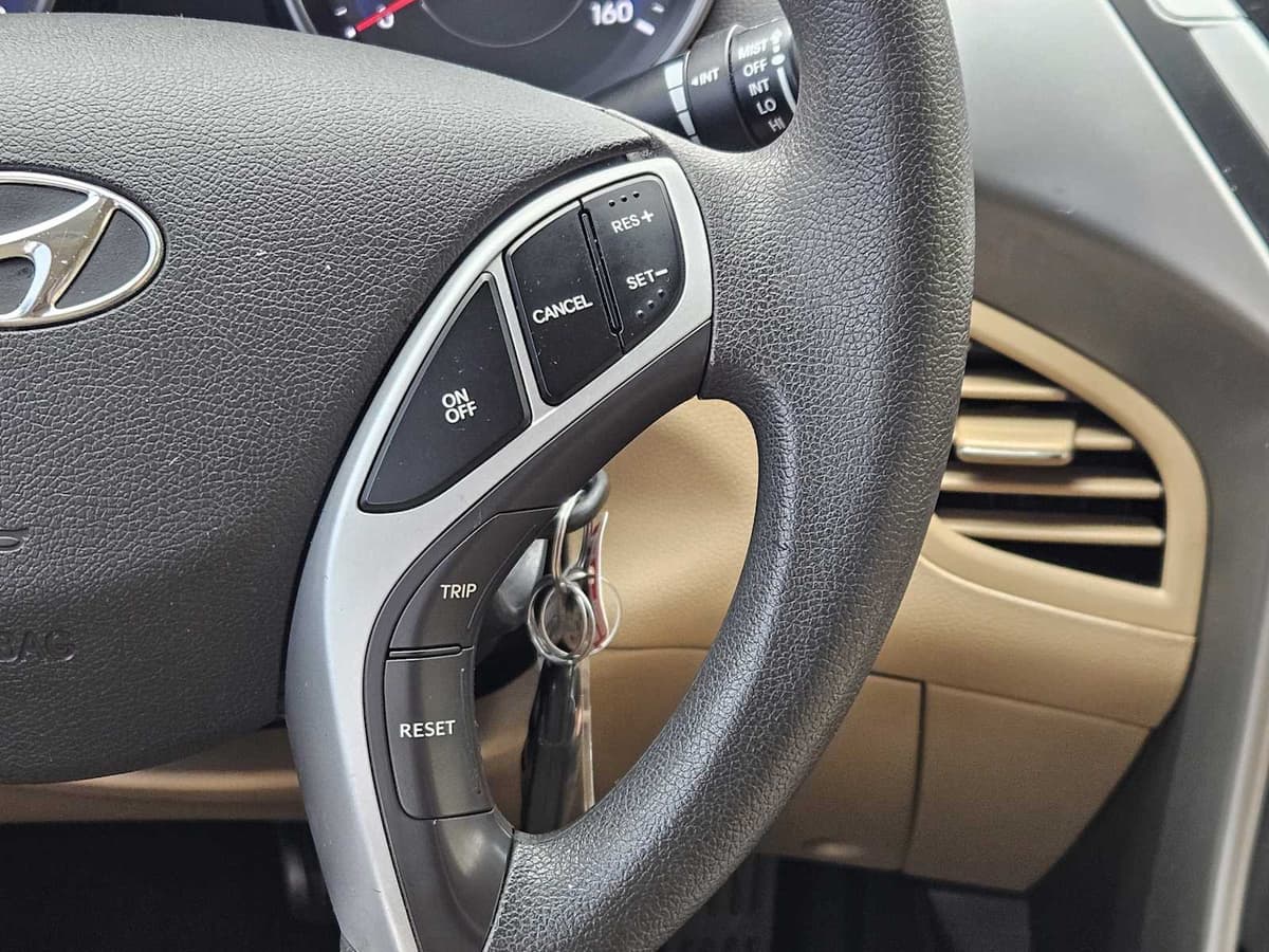 2012 Hyundai Elantra - Image 25