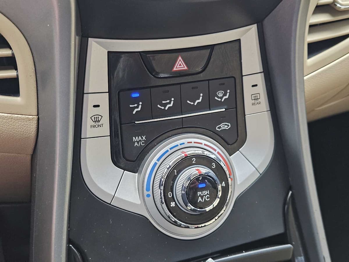 2012 Hyundai Elantra - Image 17