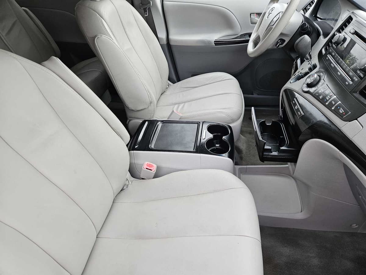 2014 Toyota Sienna - Image 14