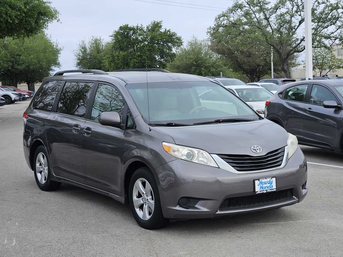 2014 Toyota Sienna - Image 3