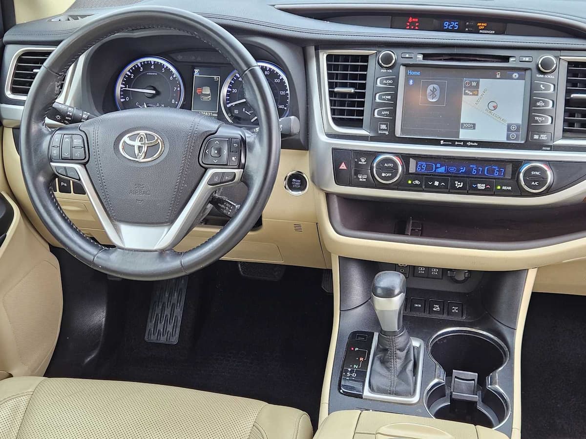 2017 Toyota Highlander - Image 26