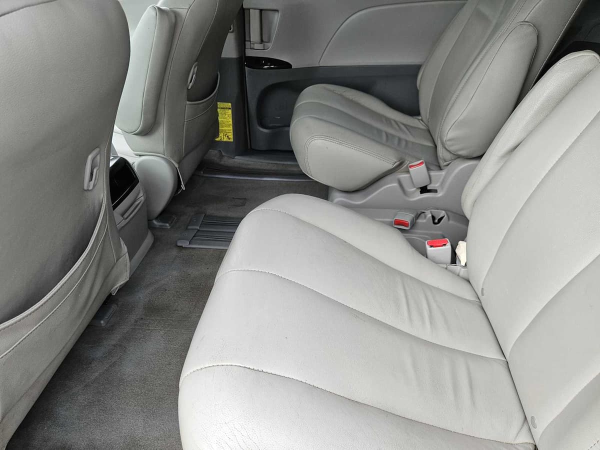 2014 Toyota Sienna - Image 28
