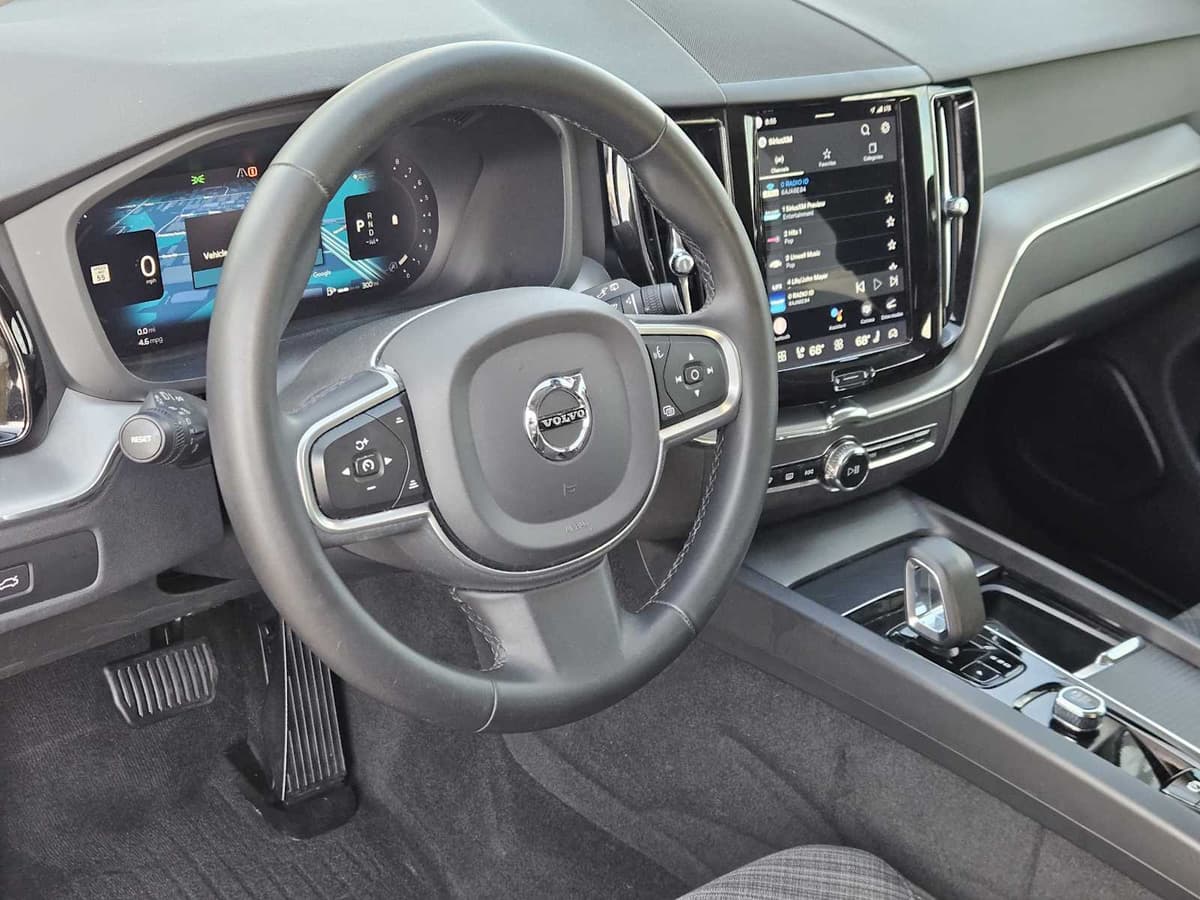 2023 Volvo XC60 - Image 2