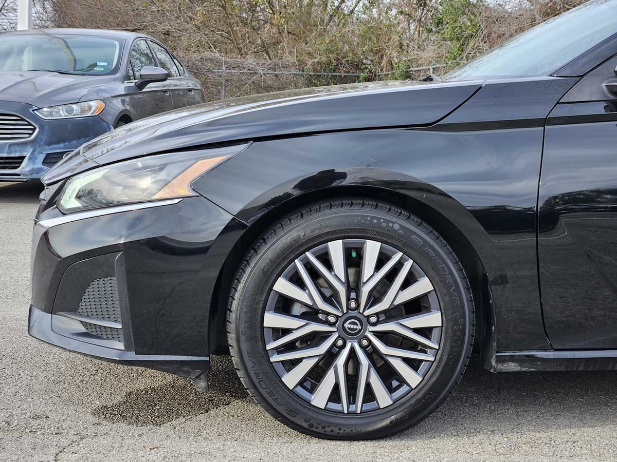 2023 Nissan Altima - Image 8