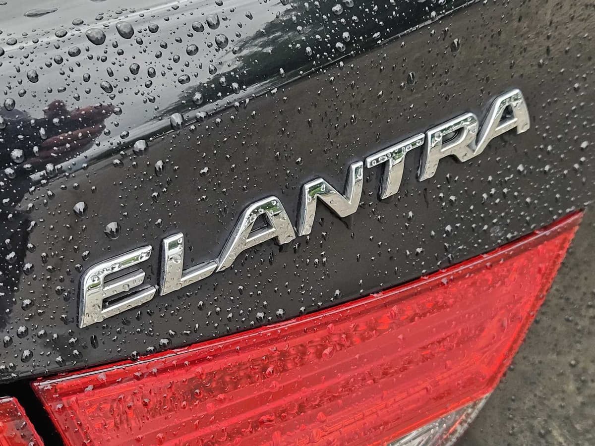 2012 Hyundai Elantra - Image 11