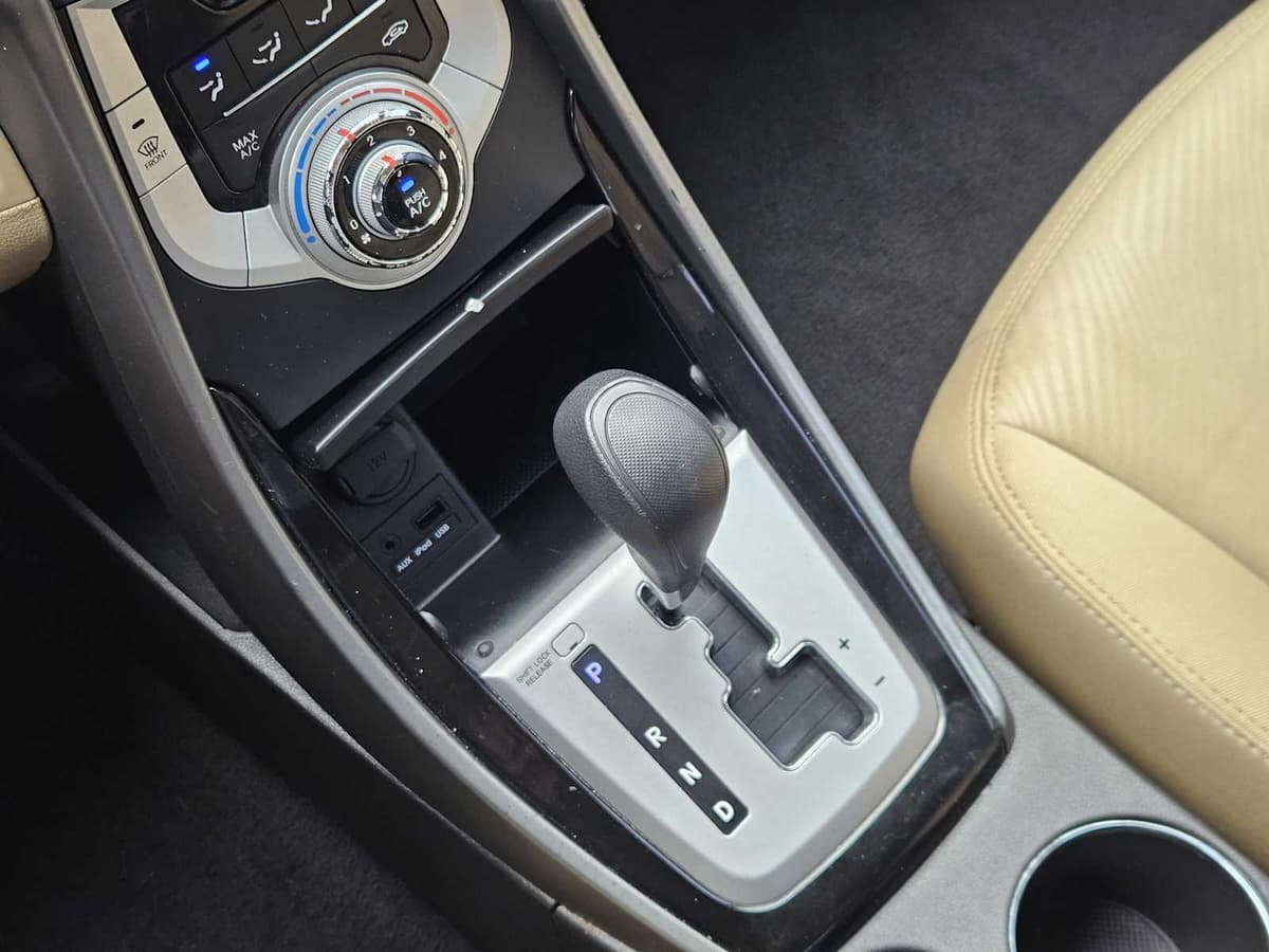 2012 Hyundai Elantra - Image 18
