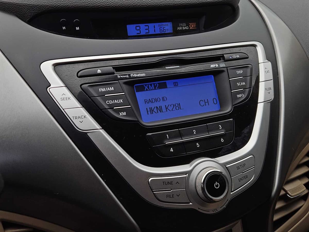 2012 Hyundai Elantra - Image 16