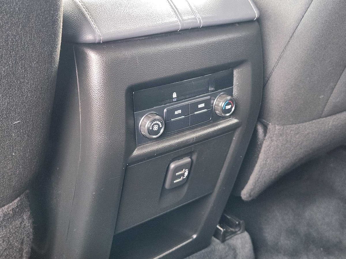 2021 Chevrolet Traverse - Image 29