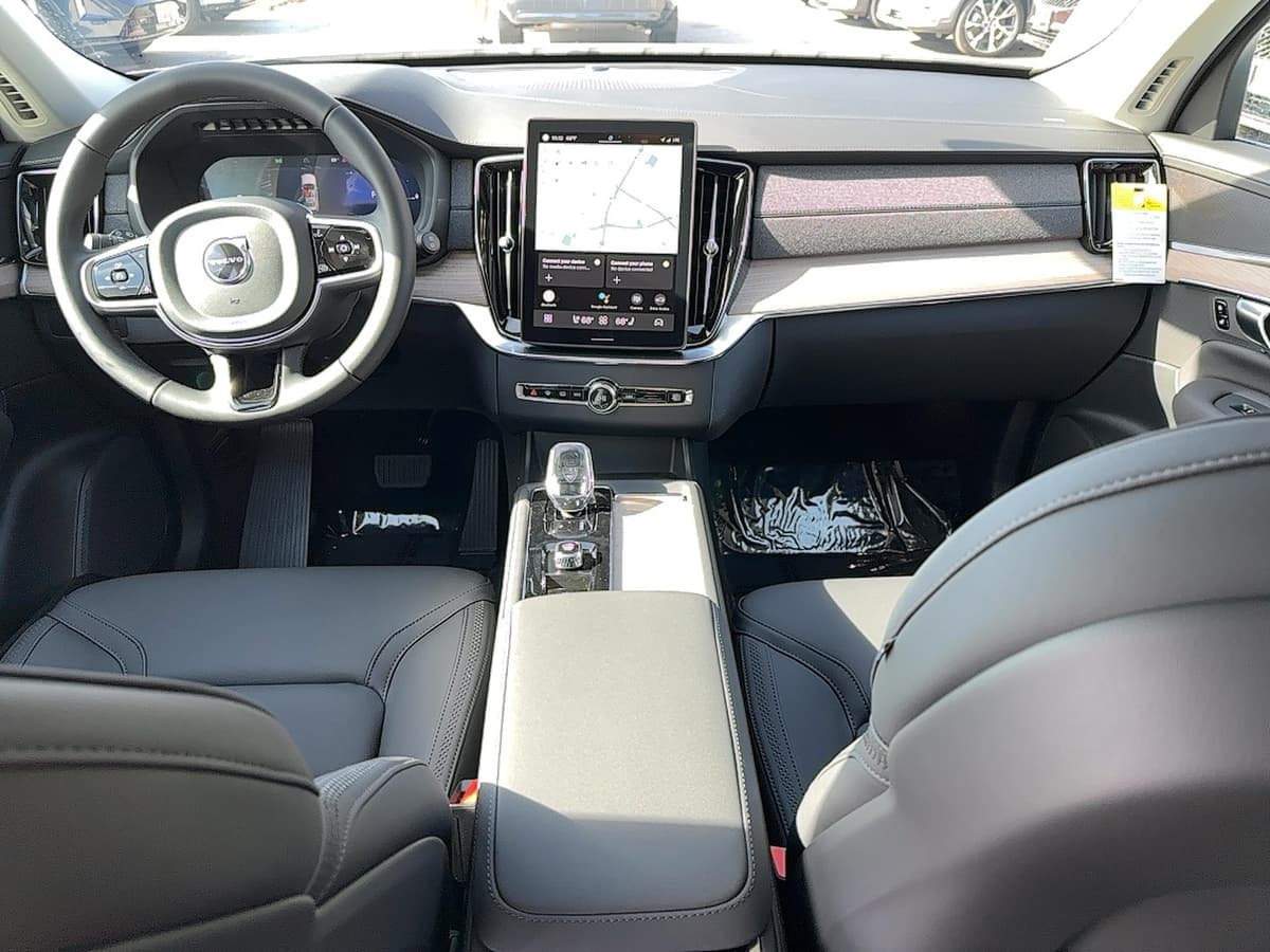 2025 Volvo XC90 plug-in hybrid - Image 17