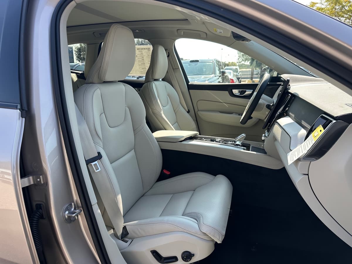 2026 Volvo XC60 - Image 8