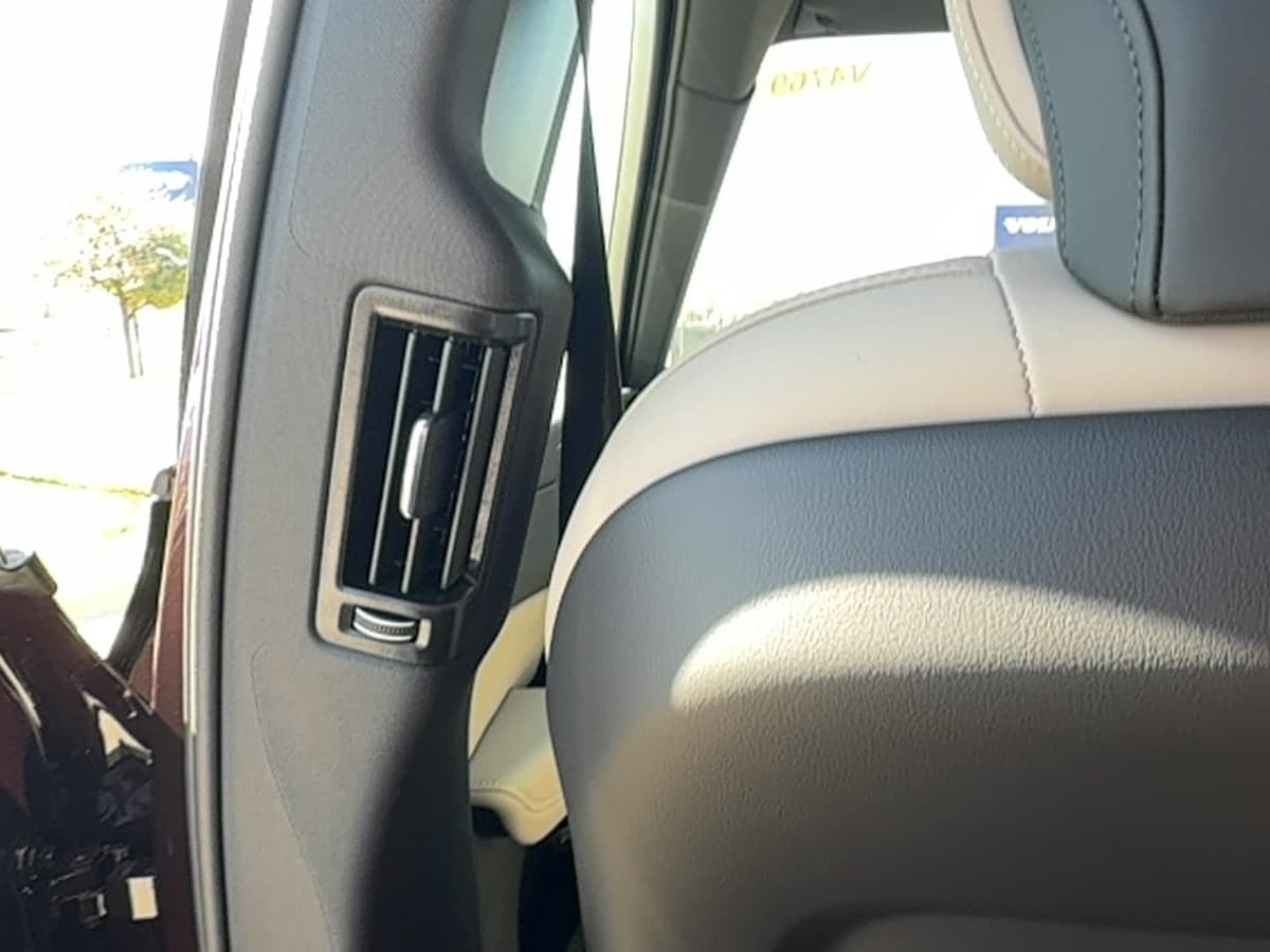 2026 Volvo XC60 - Image 14