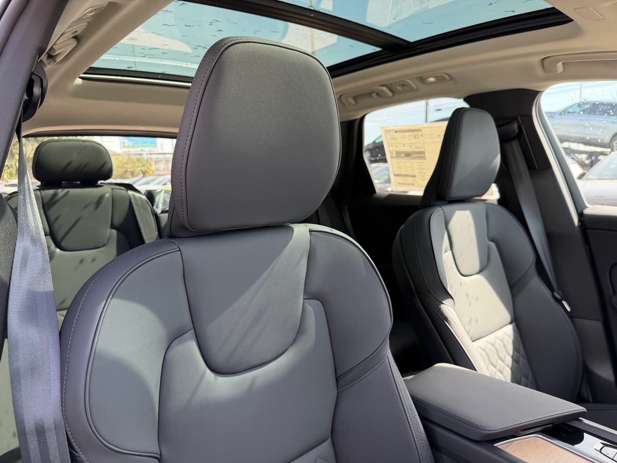 2026 Volvo XC60 - Image 8