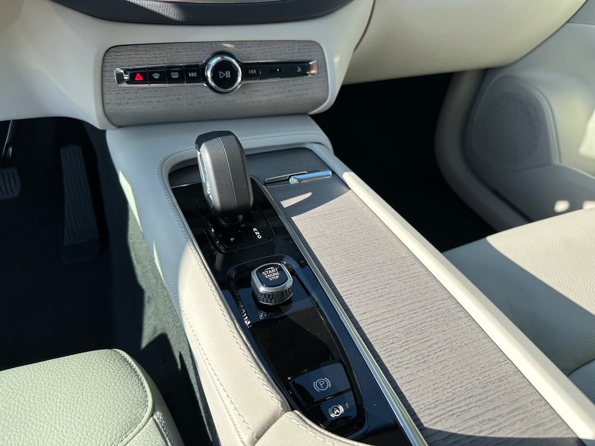 2025 Volvo XC90 plug-in hybrid - Image 12