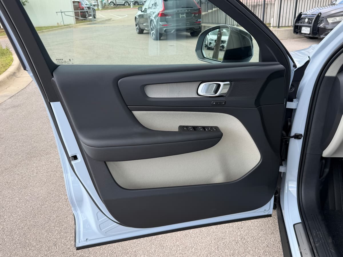 2026 Volvo XC40 - Image 16