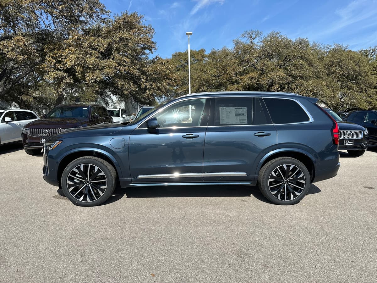 2025 Volvo XC90 plug-in hybrid - Image 3