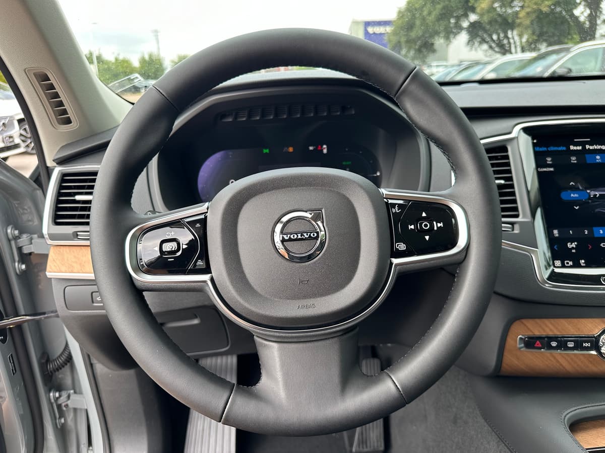 2025 Volvo XC90 plug-in hybrid - Image 13