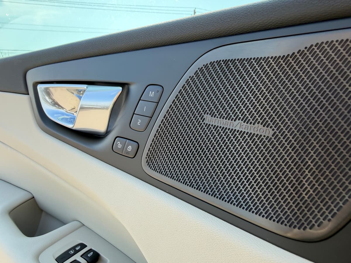 2026 Volvo XC60 plug-in hybrid - Image 18