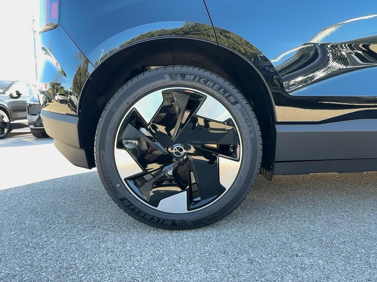 2026 Volvo EX30 - Image 11