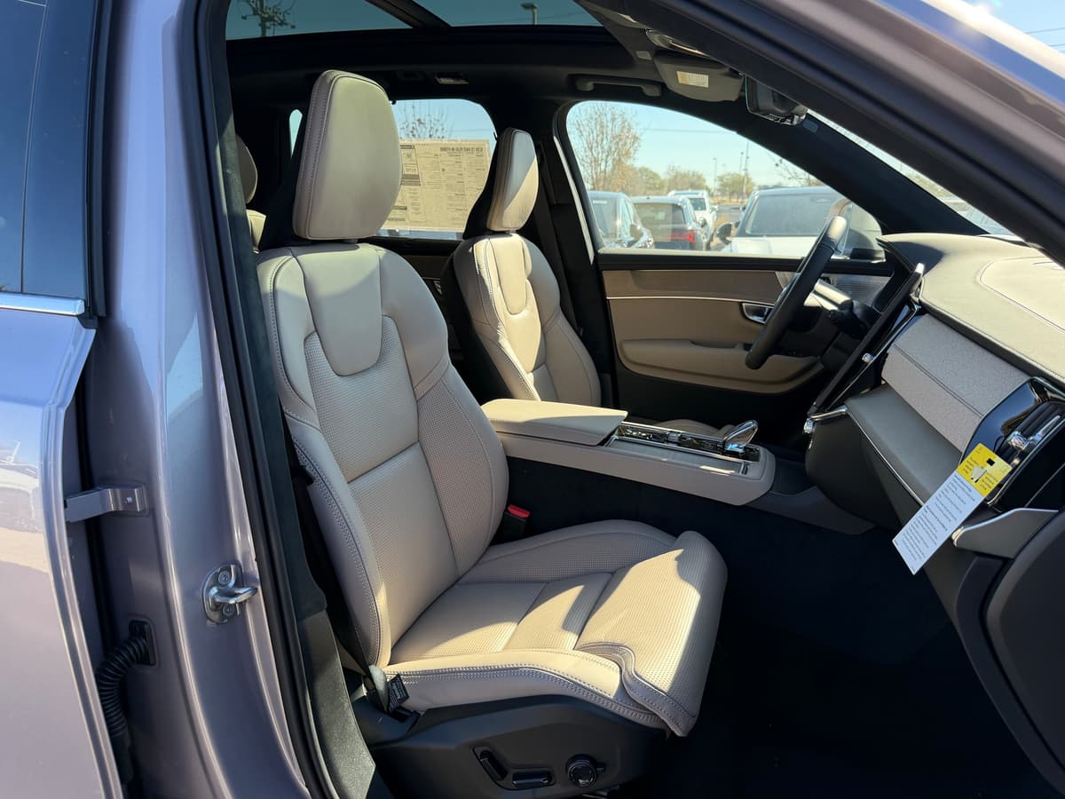 2026 Volvo XC90 plug-in hybrid - Image 7