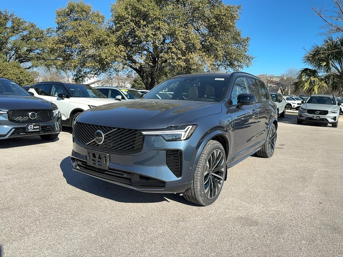 2026 Volvo XC90 plug-in hybrid - Image 2