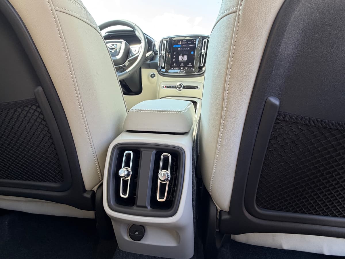 2026 Volvo XC40 - Image 11