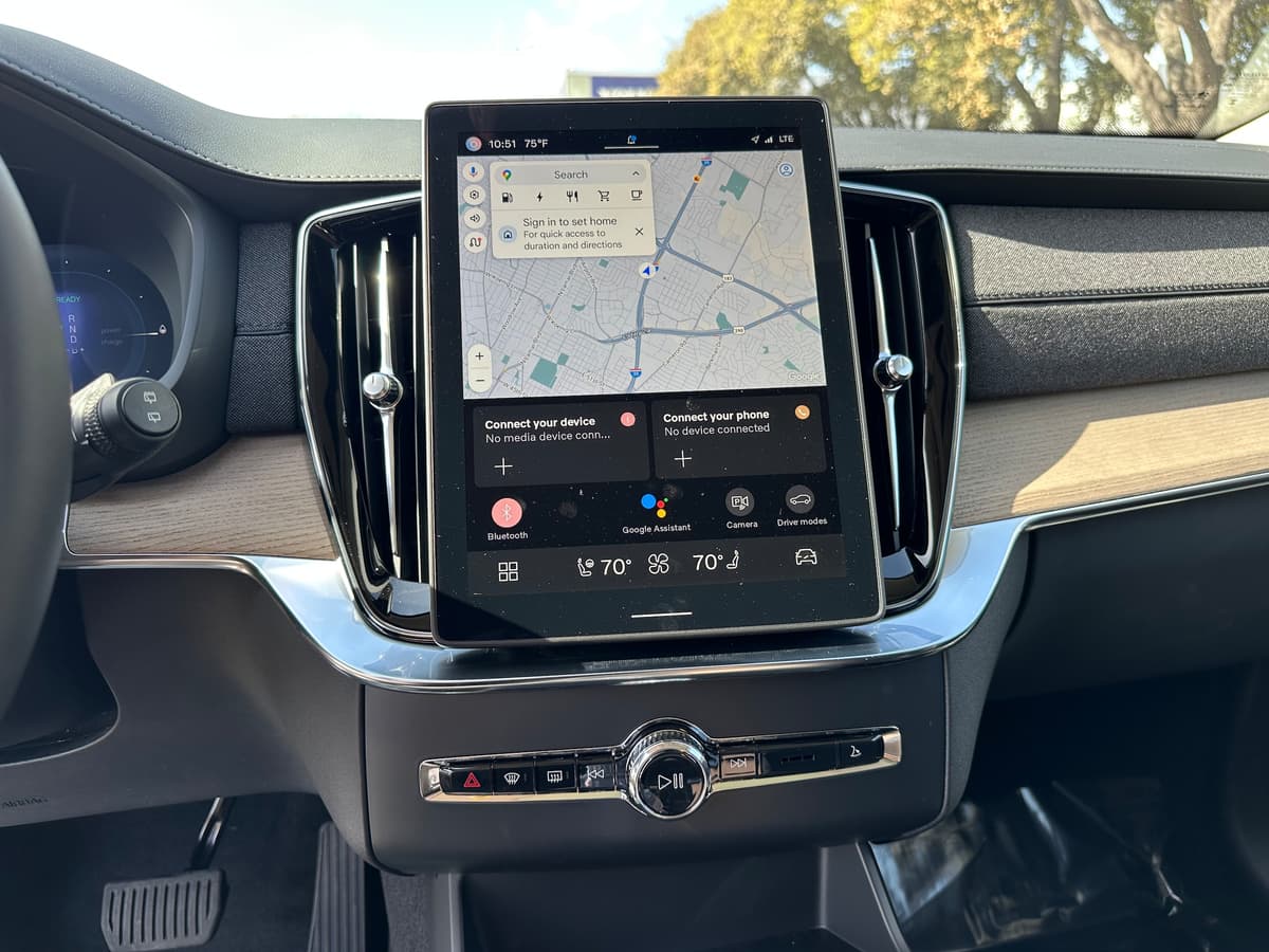 2025 Volvo XC90 plug-in hybrid - Image 12