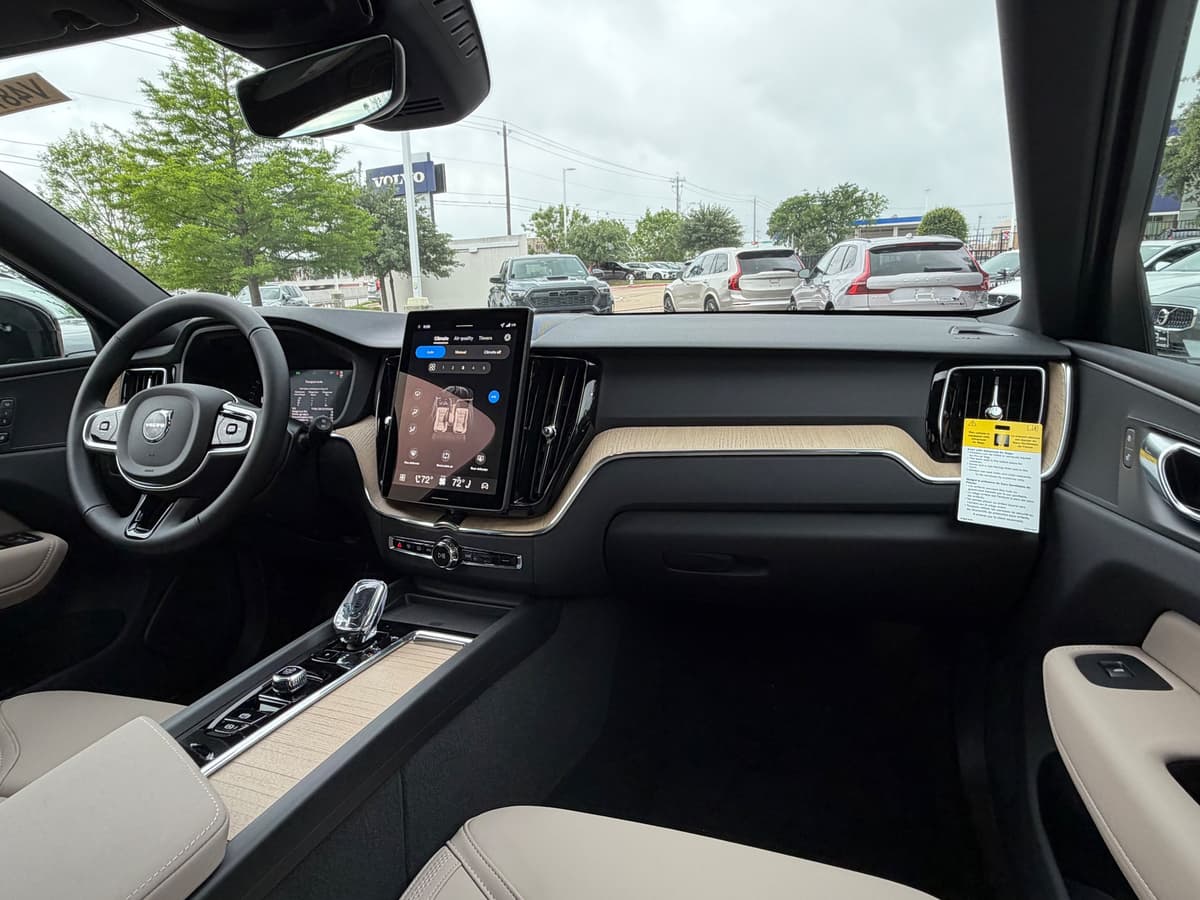 2026 Volvo XC60 - Image 10