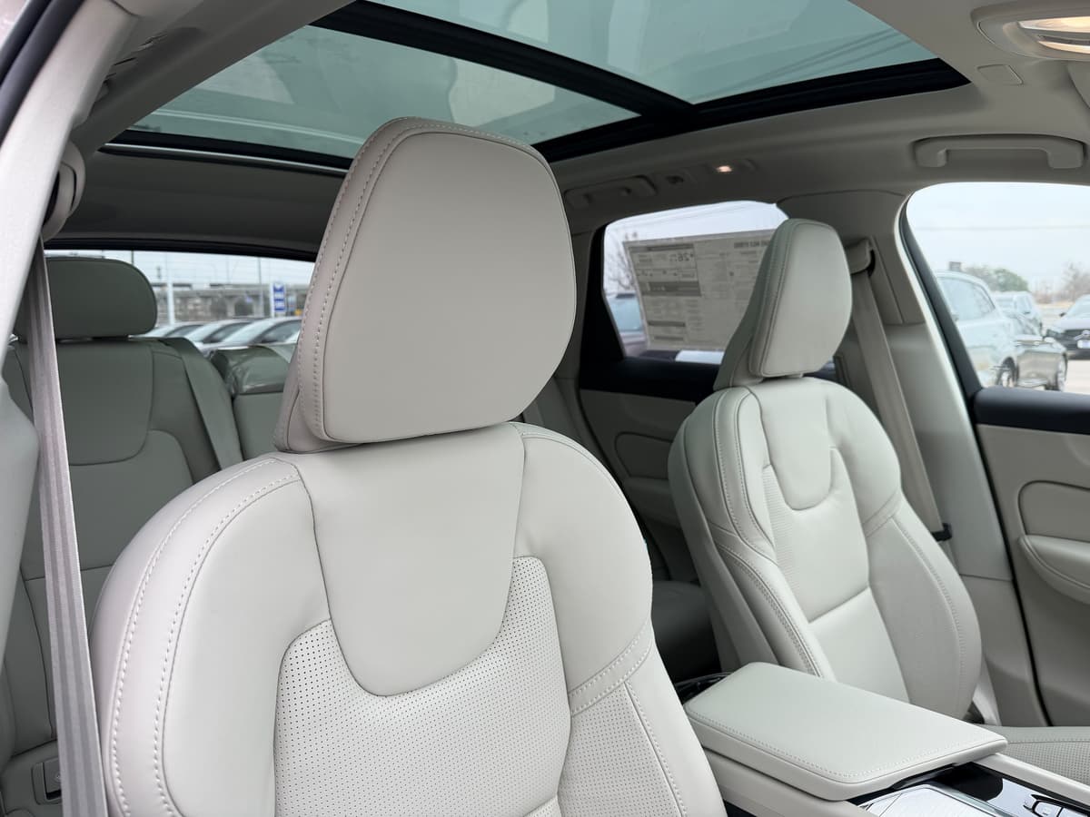 2026 Volvo XC60 - Image 9