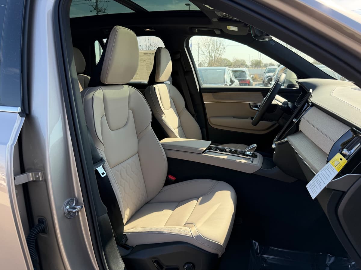 2026 Volvo XC90 plug-in hybrid - Image 8