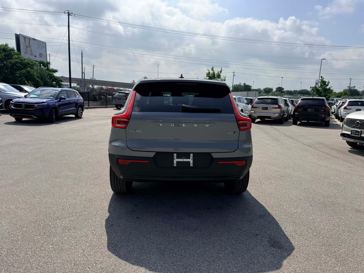 2026 Volvo XC40 - Image 4