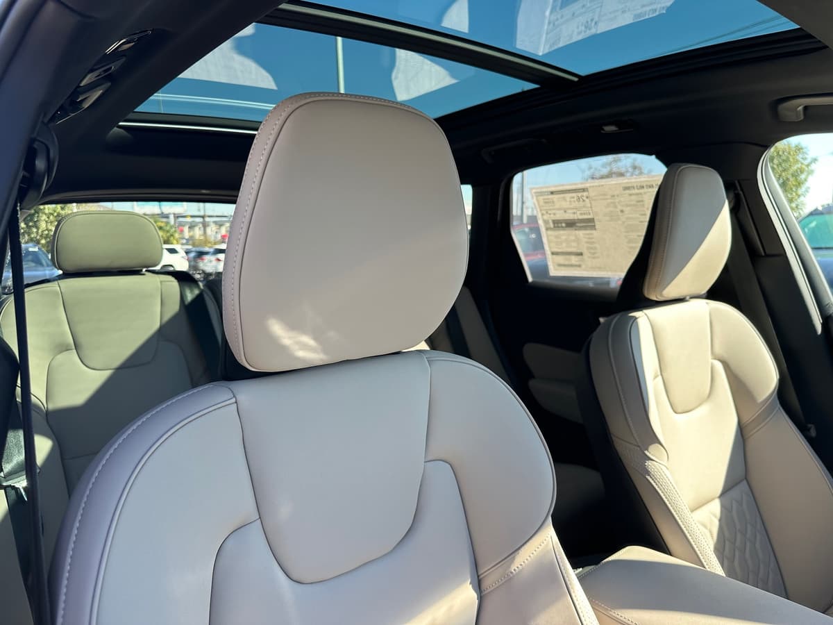 2026 Volvo XC60 - Image 9