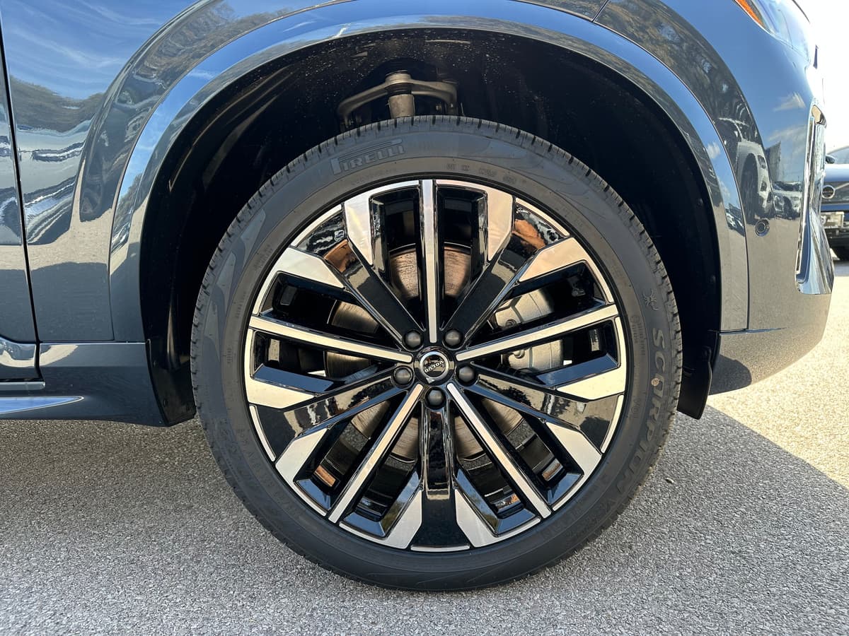 2025 Volvo XC90 plug-in hybrid - Image 7