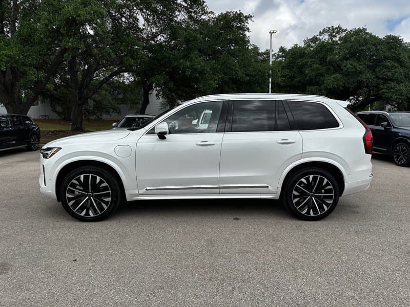 2025 Volvo XC90 plug-in hybrid - Image 3