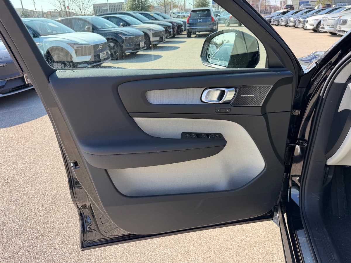 2026 Volvo XC40 - Image 17