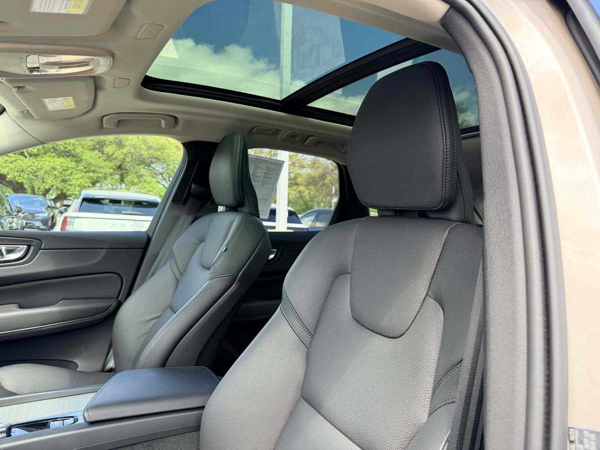 2025 Volvo XC60 - Image 13