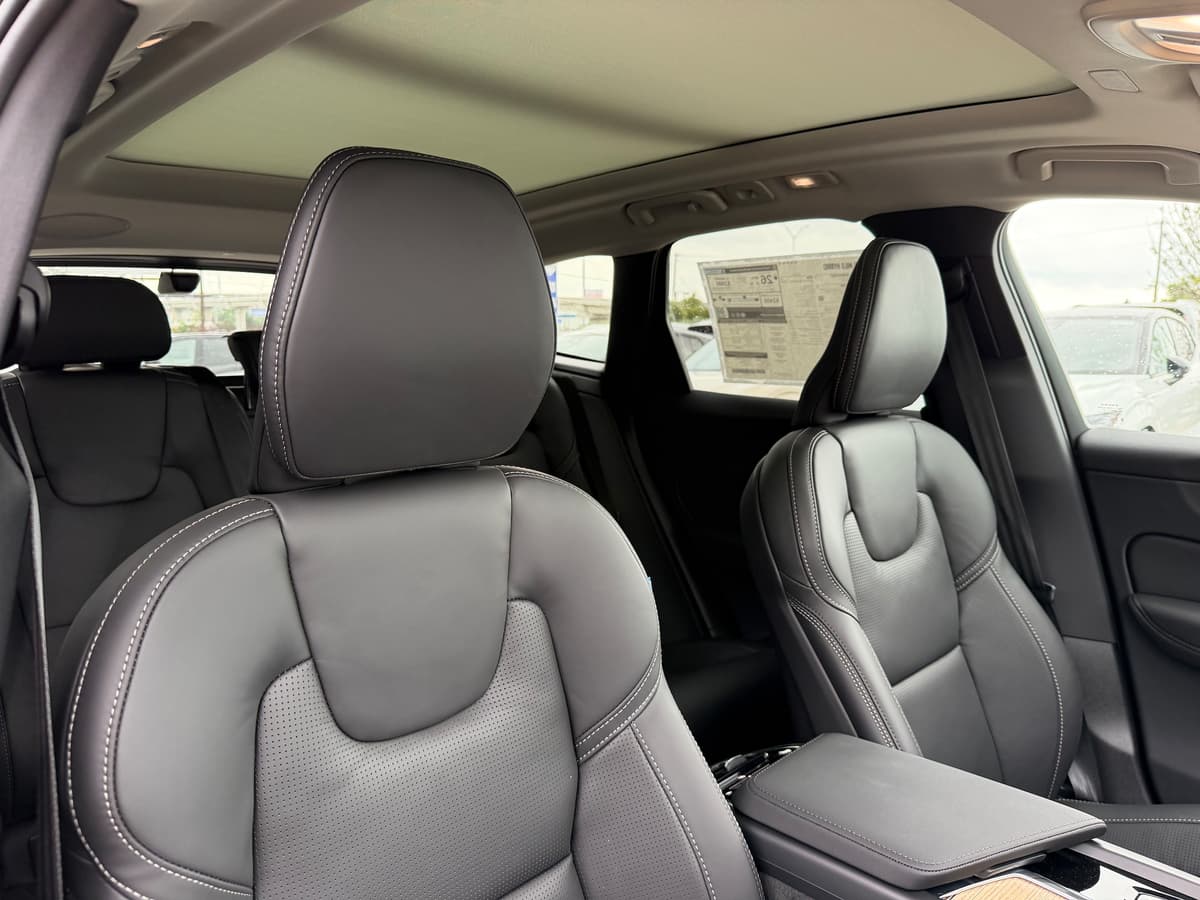 2026 Volvo XC60 - Image 9