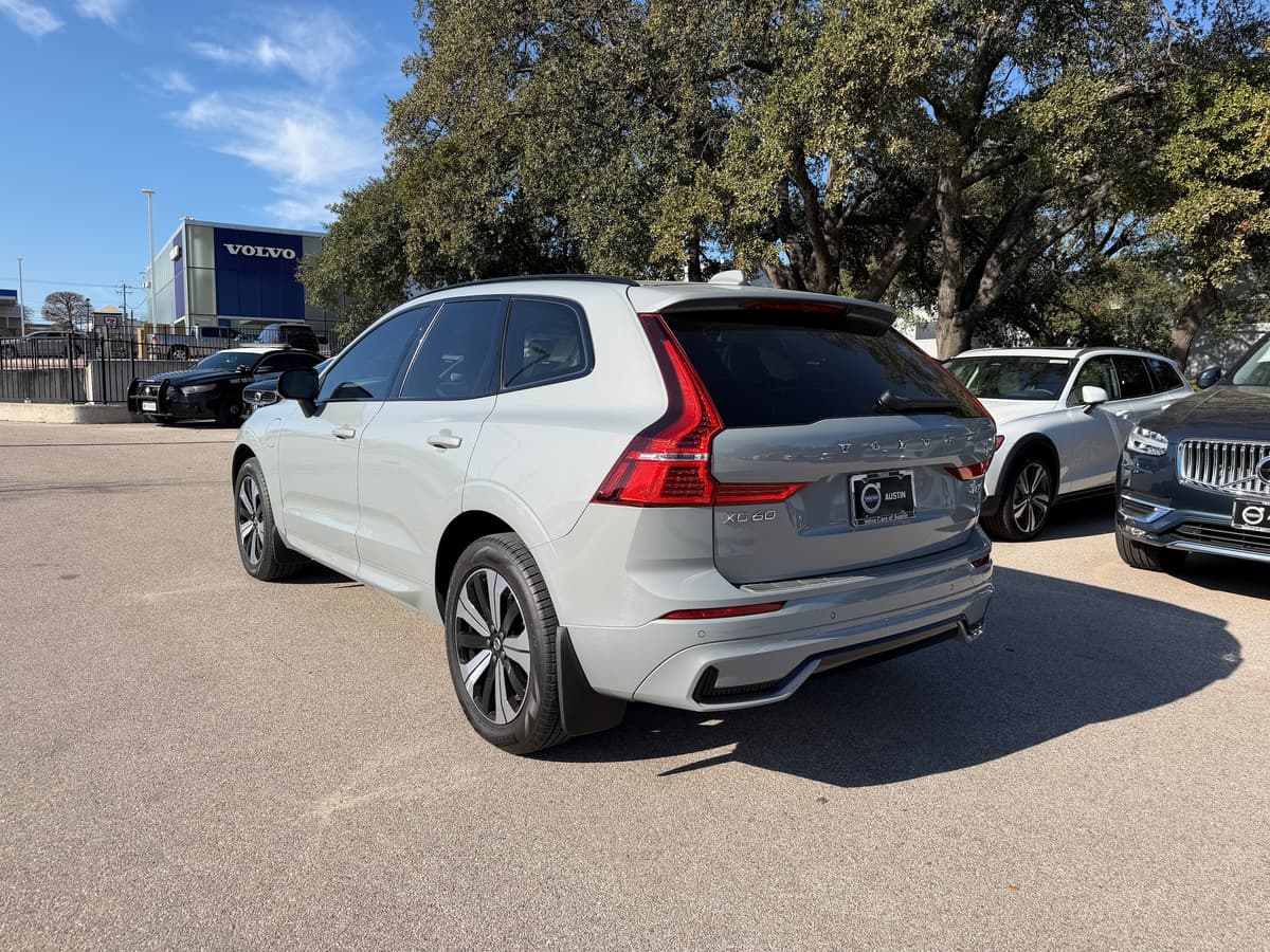2025 Volvo XC60 plug-in hybrid - Image 4