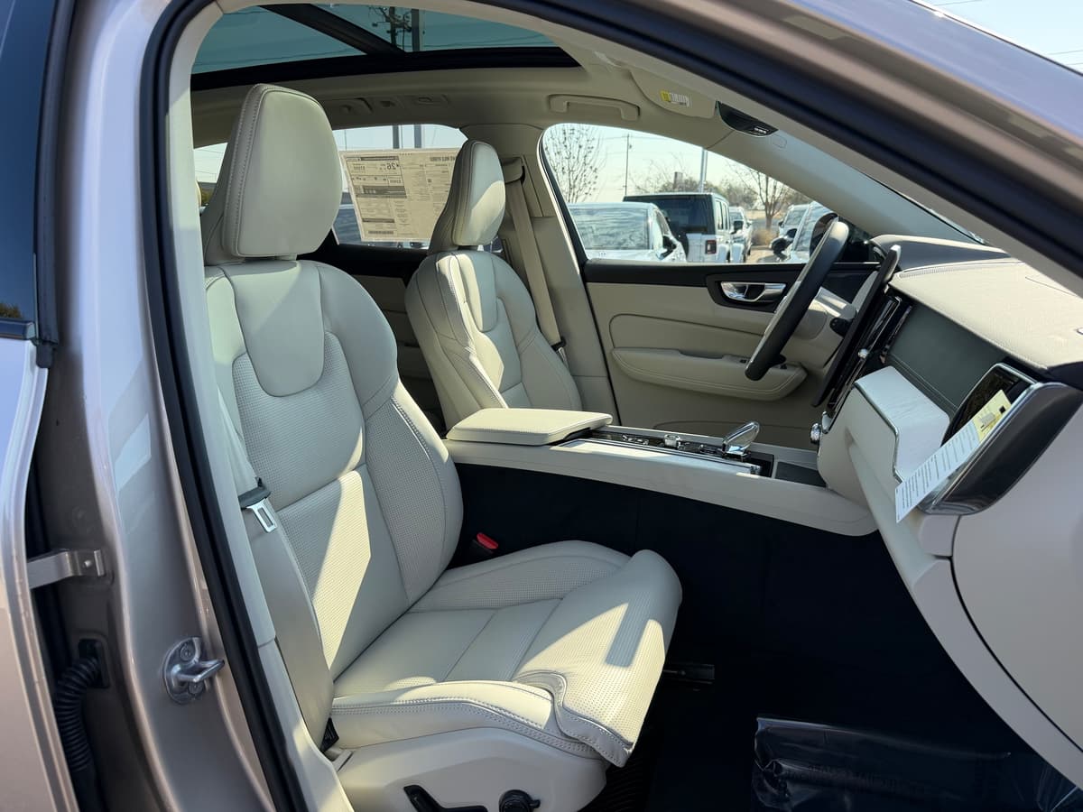 2026 Volvo XC60 - Image 8