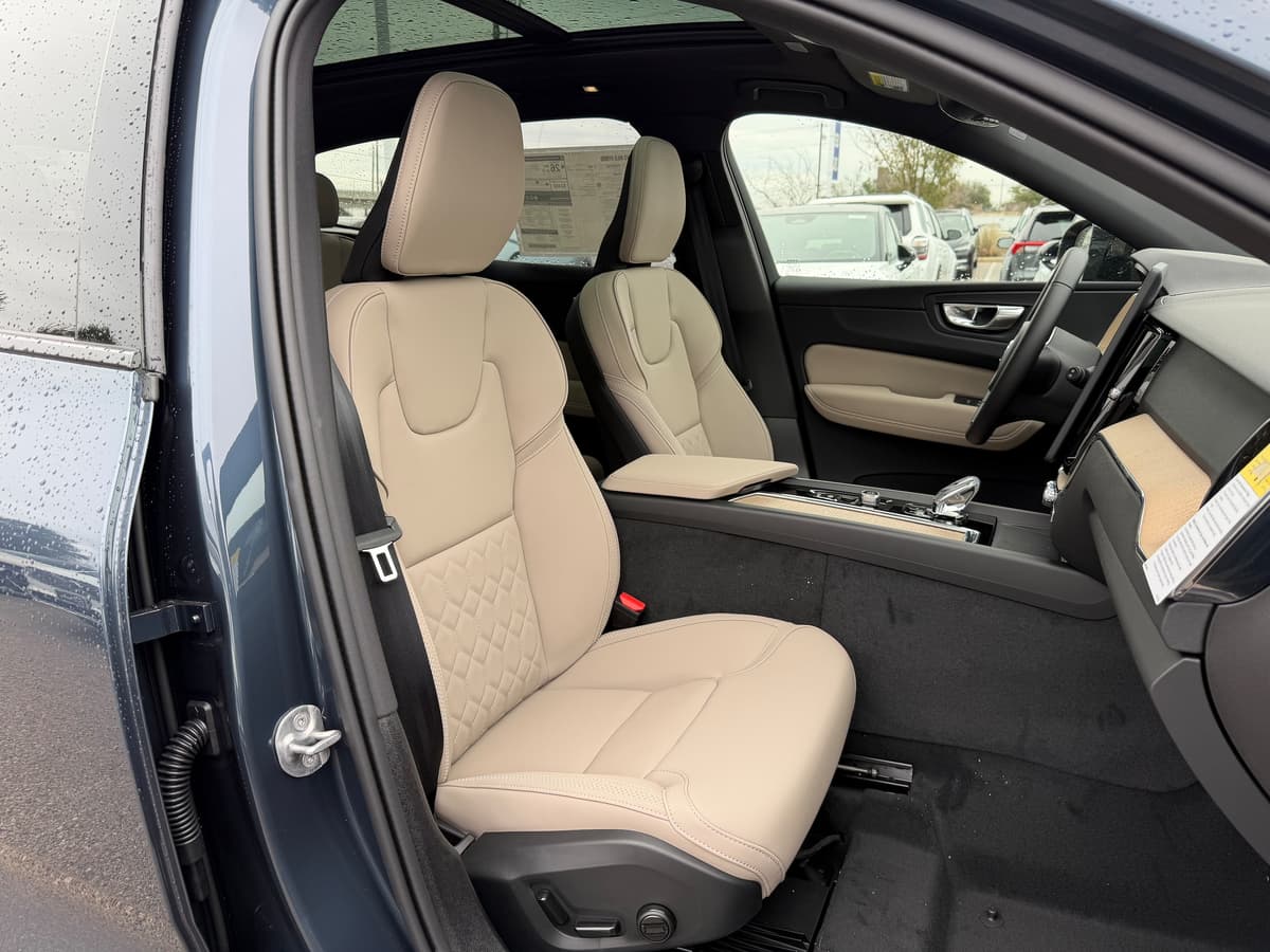 2026 Volvo XC60 - Image 8
