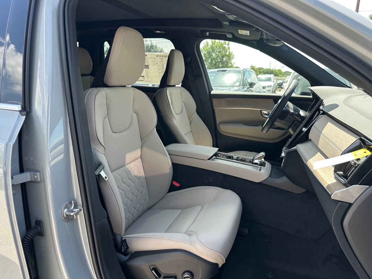 2026 Volvo XC90 plug-in hybrid - Image 8