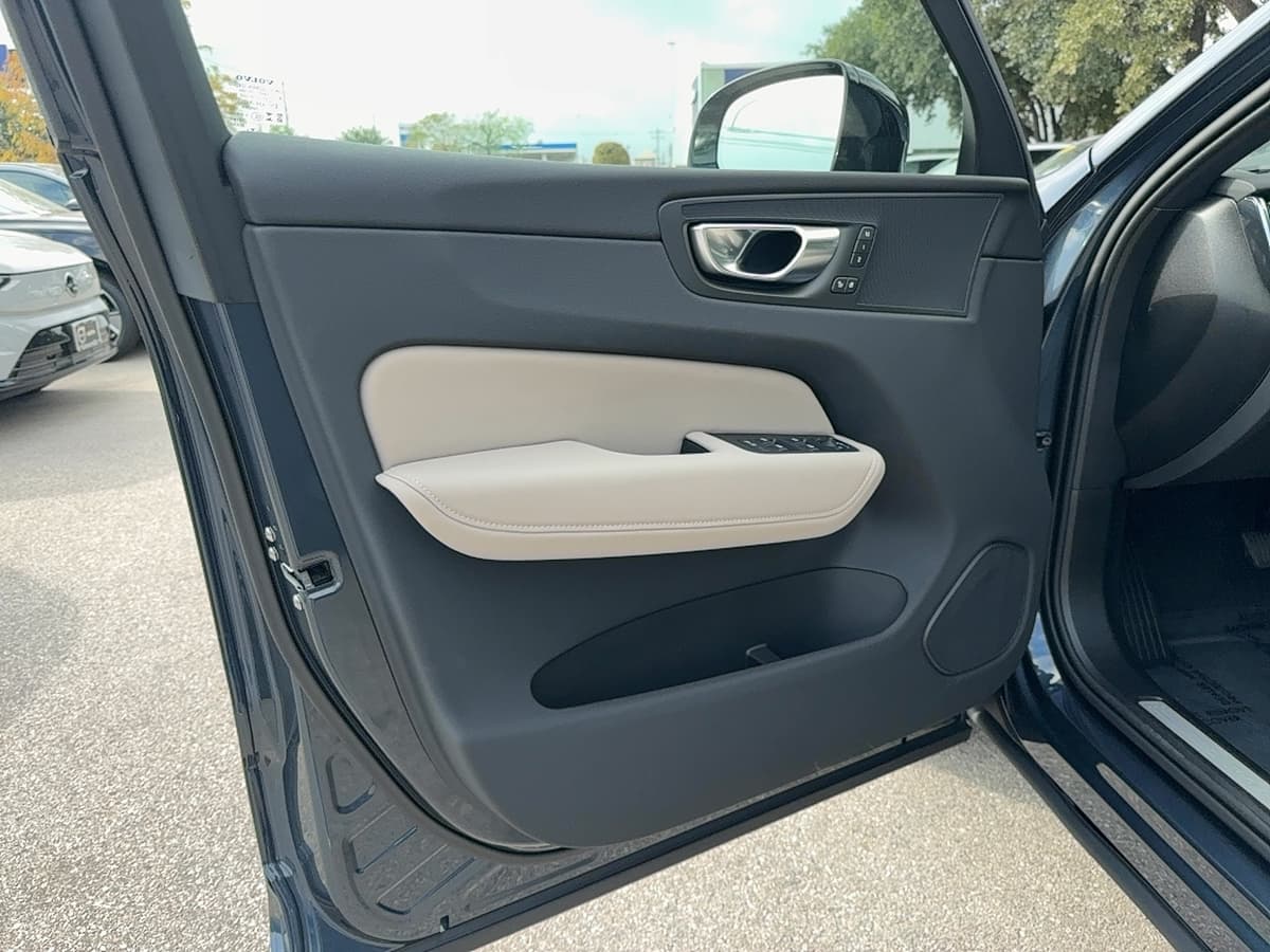 2026 Volvo XC60 - Image 9