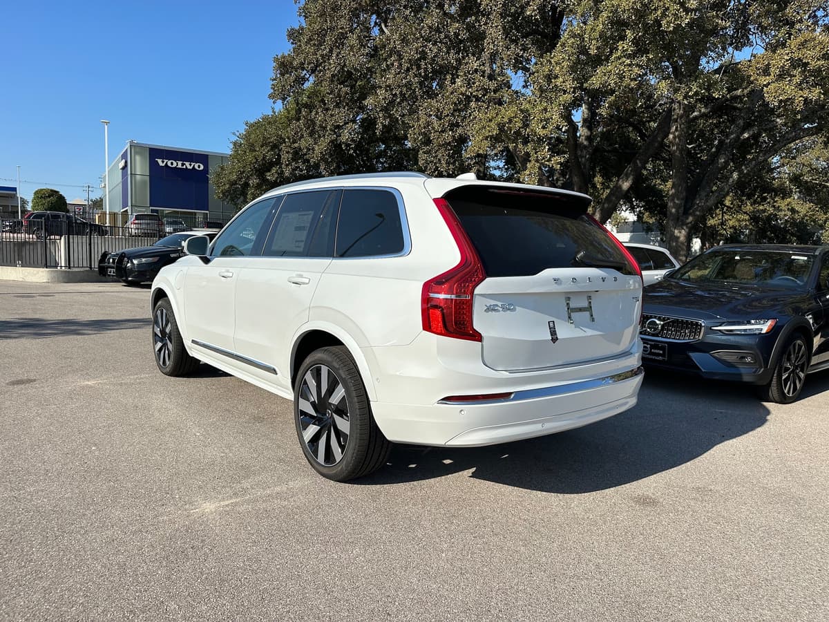 2025 Volvo XC90 plug-in hybrid - Image 4