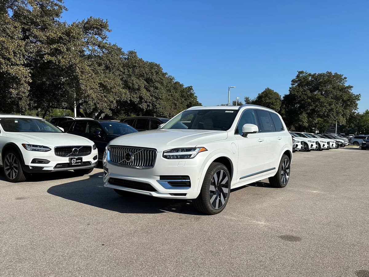 2025 Volvo XC90 plug-in hybrid - Image 2