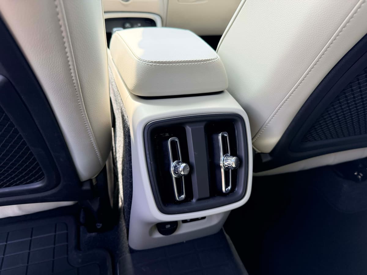 2026 Volvo XC40 - Image 12